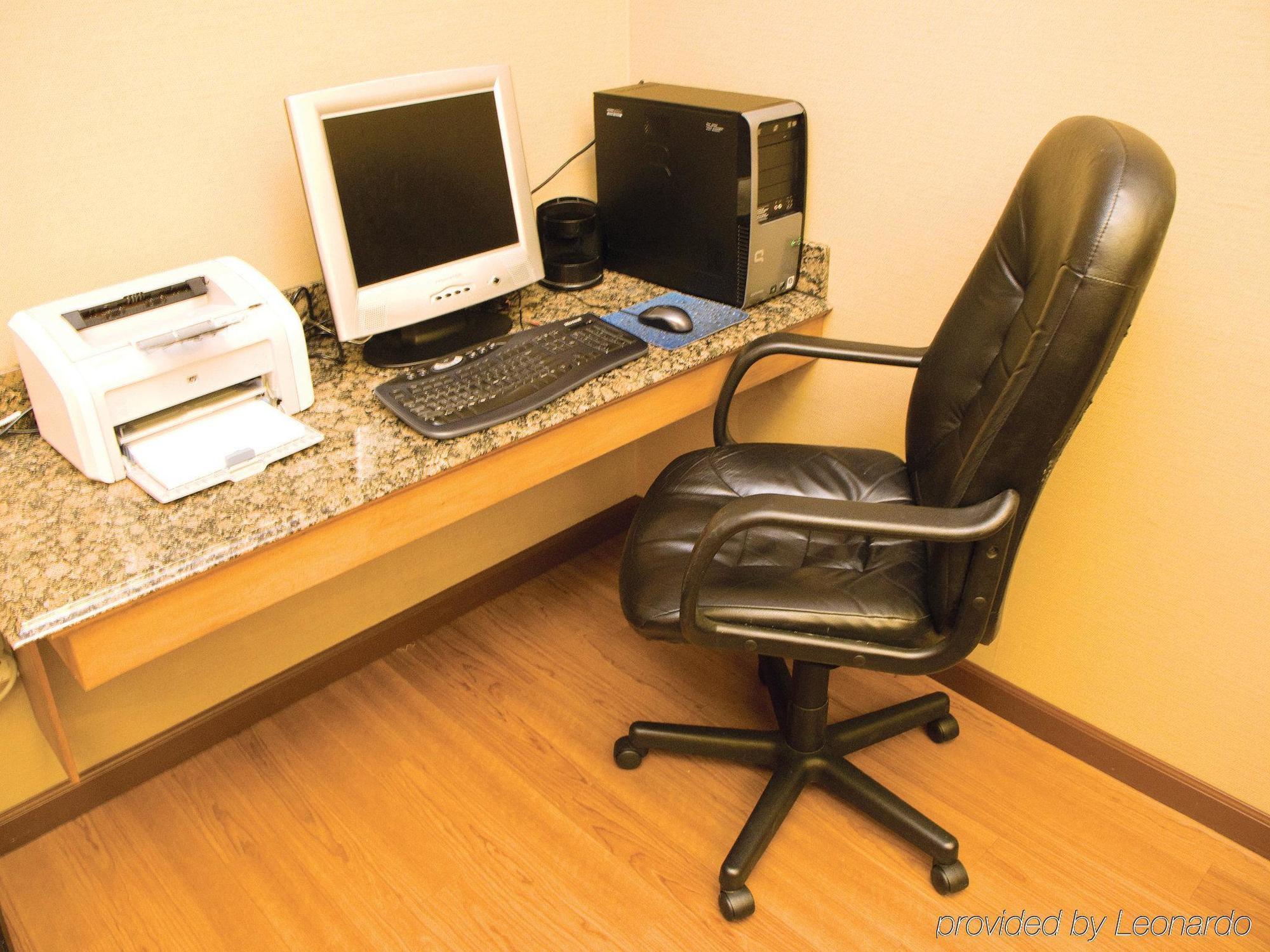 Hotel La Quinta By Wyndham Airport 3*